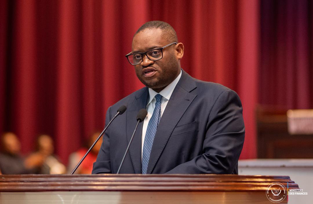 Doudou Fwamba présente le Guichet Unique des Recettes (GURCC) au Parlement congolais, une réforme fiscale majeure pour renforcer la souveraineté économique